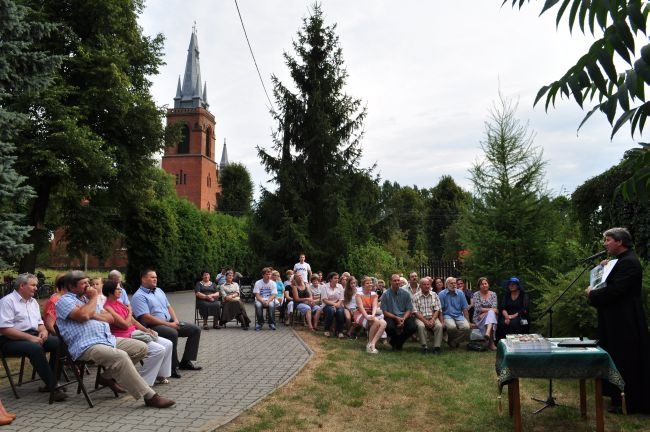 Na parafialne spotkanie w ogrodzie przy plebanii w Popowie zaprosił ks. Remigiusz Stacherski