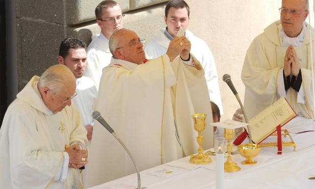 Hostie od więźniarki na papieskich Mszach