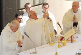 Hostie od więźniarki na papieskich Mszach