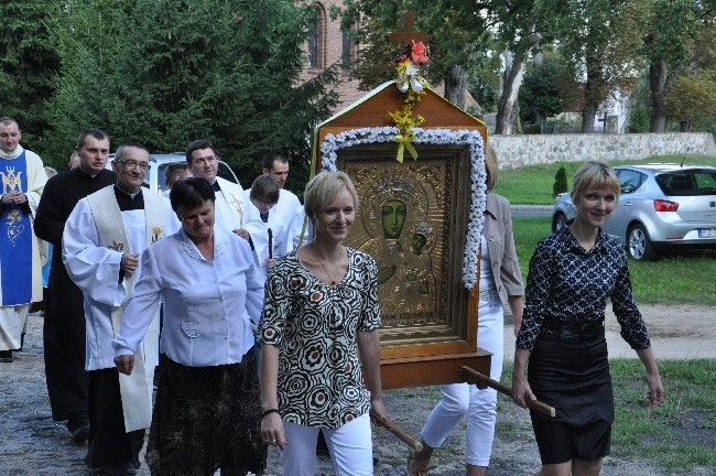 Poświęcenie kapliczki w Sokoli Dąbrowej