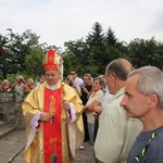 Bp Tadeusz Rakoczy z turystami na Groniu Jana Pawła II