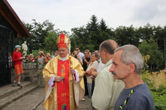 Bp Tadeusz Rakoczy z turystami na Groniu Jana Pawła II