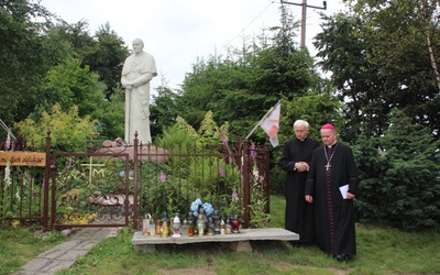 Bp Tadeusz Rakoczy z turystami na Groniu Jana Pawła II