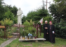 Bp Tadeusz Rakoczy z turystami na Groniu Jana Pawła II