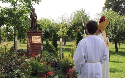 Figurę św. Rocha poświęcił bp Bogdan Wojtuś