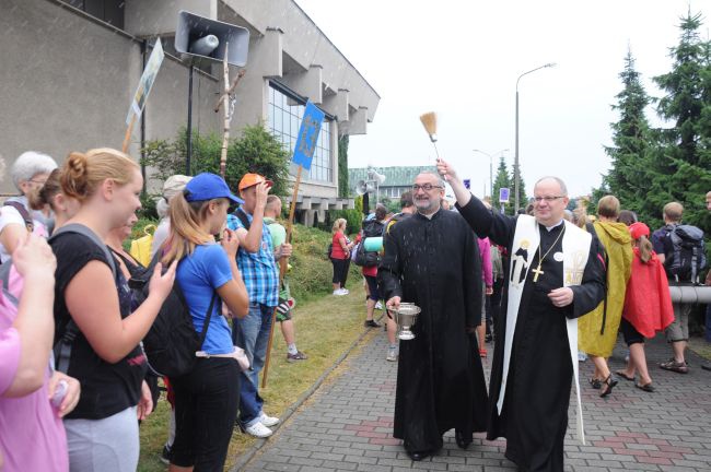 Bp Andrzej błogosławi pielgrzymów