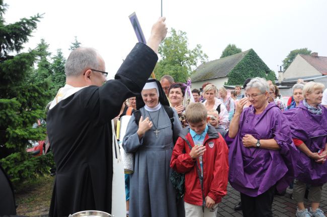 Bp Andrzej błogosławi pielgrzymów