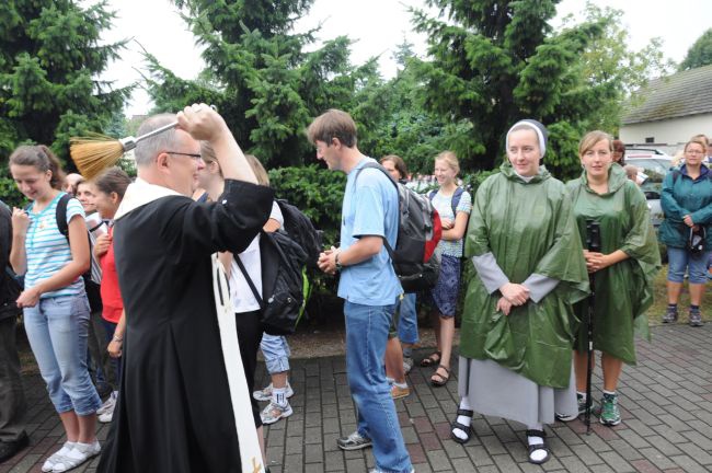 Bp Andrzej błogosławi pielgrzymów