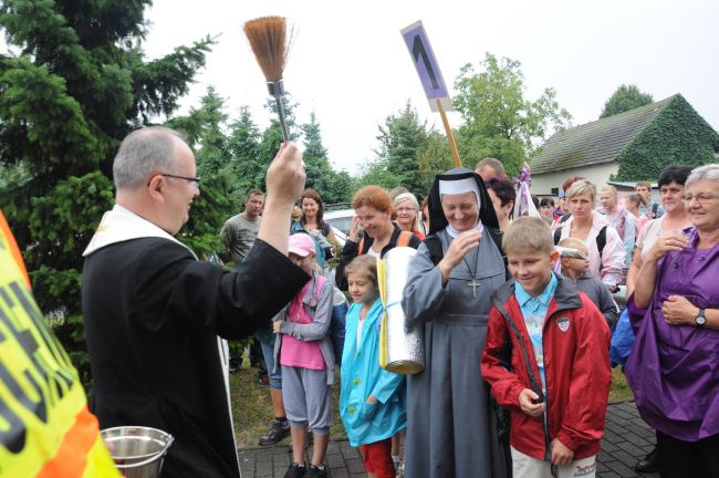 Bp Andrzej błogosławi pielgrzymów