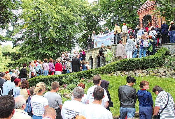 – Szczególnie głośno wołamy o trzeźwość naszego narodu. O trzeźwość polskiej rodziny  – modlił się u stóp matemblewskiej figury ks. Karol Wnuk,  diecezjalny duszpasterz  trzeźwości