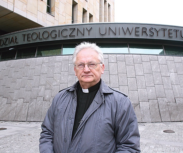 Ks. prof. Wincenty Myszor przed Wydziałem Teologicznym UŚ