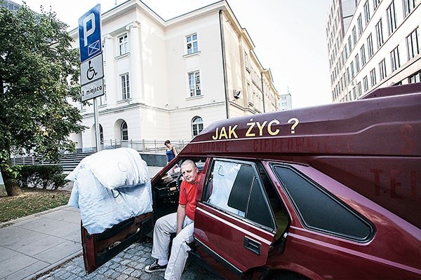 – Przynajmniej skierowali na mnie kamerę. Teraz już będą mieli dowód, że rzeczywiście mieszkam pod ich nosem – mówi Piotr Wierzbicki