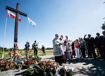 Uroczystości rozpoczęły się przy krzyżu stojącym w miejscu śmierci ks. Ignacego Skorupki