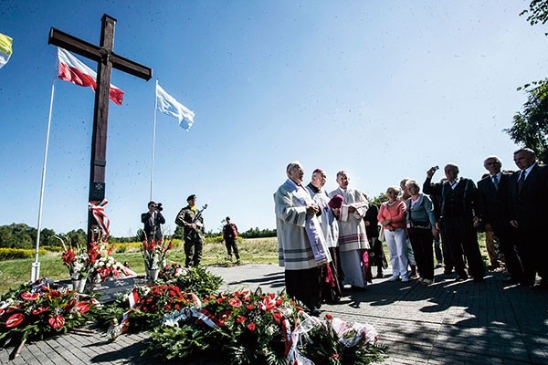 Uroczystości rozpoczęły się przy krzyżu stojącym w miejscu śmierci ks. Ignacego Skorupki