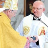 Kardynał wręcza pierścień kustoszowi sanktuarium o. M. Grakowiczowi