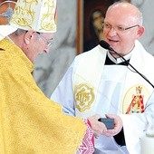 Kardynał wręcza pierścień kustoszowi sanktuarium o. M. Grakowiczowi