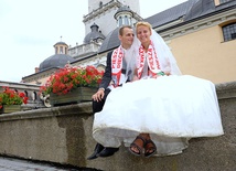 Barbara i Paweł Doroszowie w dniu wejścia pielgrzymki na Jasną Górę – w czwartym dniu po zaślubinach