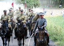 Polscy ułani dumni po zwycięstwie pod Komarowem. Była to ostatnia tak duża bitwa jazdy  w dziejach Europy