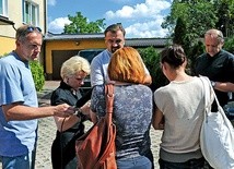 O kłopotach z wyprawkami  dla dzieci przed zbliżającym się rokiem szkolnym dziennikarzom opowiadają matki.  Pierwszy z prawej – dyrektor radomskiej Caritas ks. Grzegorz Wójcik