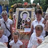 Piękny wieniec dożynkowy z podobizną Matki Bożej Częstochowskiej wykonaną z ziaren zbóż w darach złożyli mieszkańcy Bledzewa 
