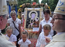 Piękny wieniec dożynkowy z podobizną Matki Bożej Częstochowskiej wykonaną z ziaren zbóż w darach złożyli mieszkańcy Bledzewa 