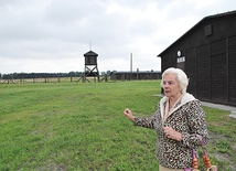 Stanisława Kruszewska  zd. Wilczak wskazuje miejsce pracy jej ojca w obozie na Majdanku 
