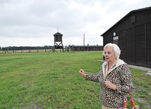 Stanisława Kruszewska  zd. Wilczak wskazuje miejsce pracy jej ojca w obozie na Majdanku 