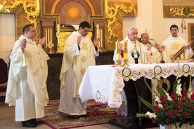 Z parafii św. Jacka wyszły dwie siostry zakonne oraz czterech kapłanów, którzy razem z abp. Wojciechem Ziembą koncelebrowali rocznicową Mszę św. 