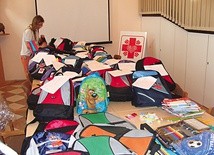 Wypełnione kolorowe plecaki stają się dla dzieci wielką radością