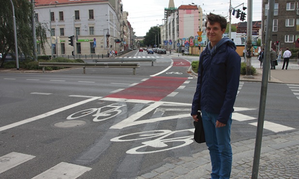 Aleksander Obłąk przy pasach rowerowych