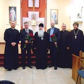 W dniu pierwszego na Sachalinie koncertu organowego. Od lewej: ks. Tomasz Rafalak, Waldemar Krawiec, prawosławny bp sachalińsko- -kurylski Tichon, Piotr Kunce, ks. Wojciech Miłek – kanclerz kurii w Irkucku,  o. Wiktor Gorbacz, współpracownik bp. Tichona