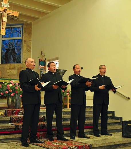 Zespół „Servi Domini Cantores” wykonał zarówno  utwory liturgiczne,  jak i znane arie operetkowe