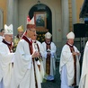 Arcybiskupi i biskupi modlili się przed obrazem Matki Bożej Pokornej, zawierzając Jej całą metropolię górnośląską
