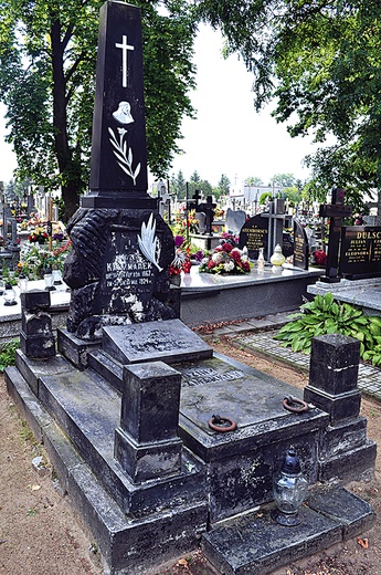  Grób rodziców bp. Czesława na cmentarzu w Ligowie