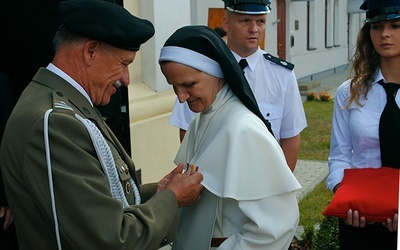 Siostra generalna otrzymuje Krzyż Czynu Zbrojnego