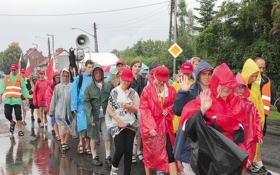 W tym roku pątnikom dawały się we znaki upały, choć i marszruta w deszczu łatwa nie jest