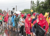 W tym roku pątnikom dawały się we znaki upały, choć i marszruta w deszczu łatwa nie jest