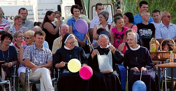Dobroczynny festyn zgromadził pełny przekrój wiernych przecławskiej parafii