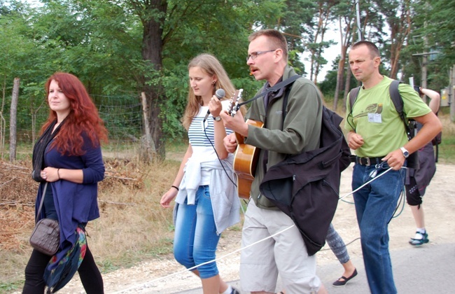 Idą na uroczystość MB Częstochowskiej