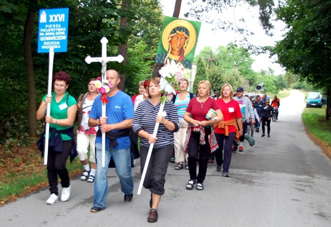 Idą na uroczystość MB Częstochowskiej