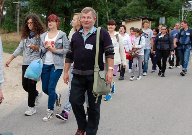 Idą na uroczystość MB Częstochowskiej