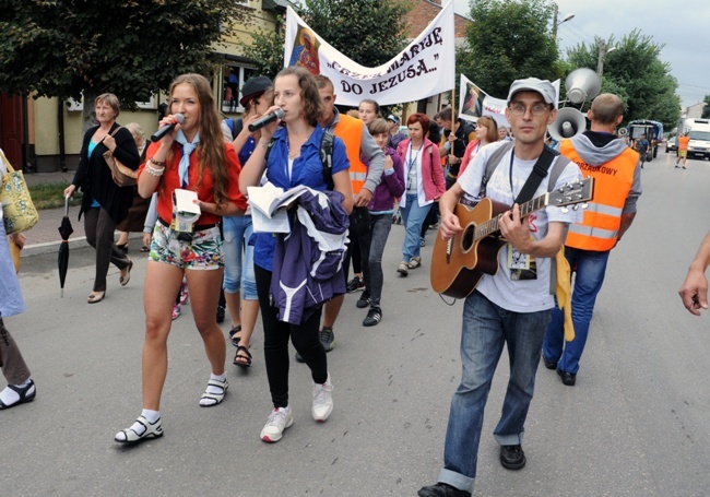 Idą na uroczystość MB Częstochowskiej