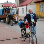 Idą na uroczystość MB Częstochowskiej