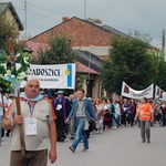 Idą na uroczystość MB Częstochowskiej