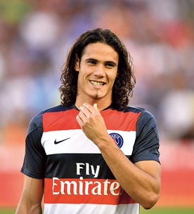 Edinson Cavani  przeprowadził się  z Neapolu do Paryża.  Teraz strzela gole dla Paris Saint-Germain