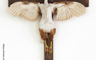 „Artystka” przybija kurę do krzyża
