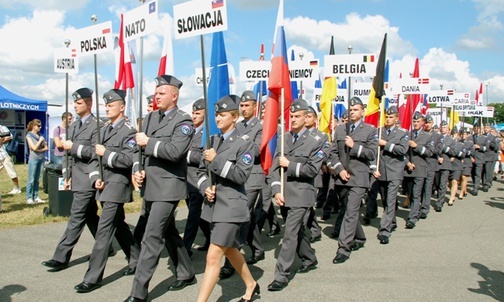 Pokazy otworzyła defilada w powietrzu i na płycie lotniska