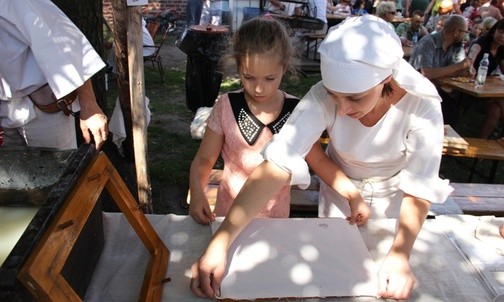 Dzieci chętnie uczyły się wyrabiania papieru czerpanego