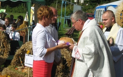 Starostowie dożynek: Edyta Wałęsa i Mariusz Piórkowski jako dar ołtarza ofiarowali bochen chleba wypieczony z ziaren tegorocznych zbiorów