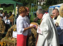 Starostowie dożynek: Edyta Wałęsa i Mariusz Piórkowski jako dar ołtarza ofiarowali bochen chleba wypieczony z ziaren tegorocznych zbiorów